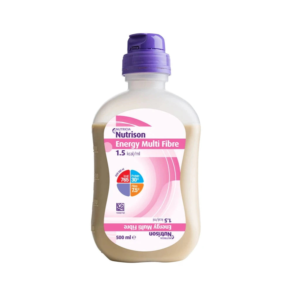 Produktbild von Nutrison Energy Multi-Fibre SmartPack. Die Packung ist in einer modernen, ansprechenden Gestaltung gehalten, mit einer dominierenden blauen Farbe und einem weißen, klaren Etikett. Auf der Vorderseite sind die Produktbezeichnung und wichtige Informationen prominent platziert. Im Hintergrund ist eine leicht unscharfe Darstellung von Zutaten wie Früchten und Getreide zu sehen, die die Nahrhaftigkeit des Produkts unterstreichen.