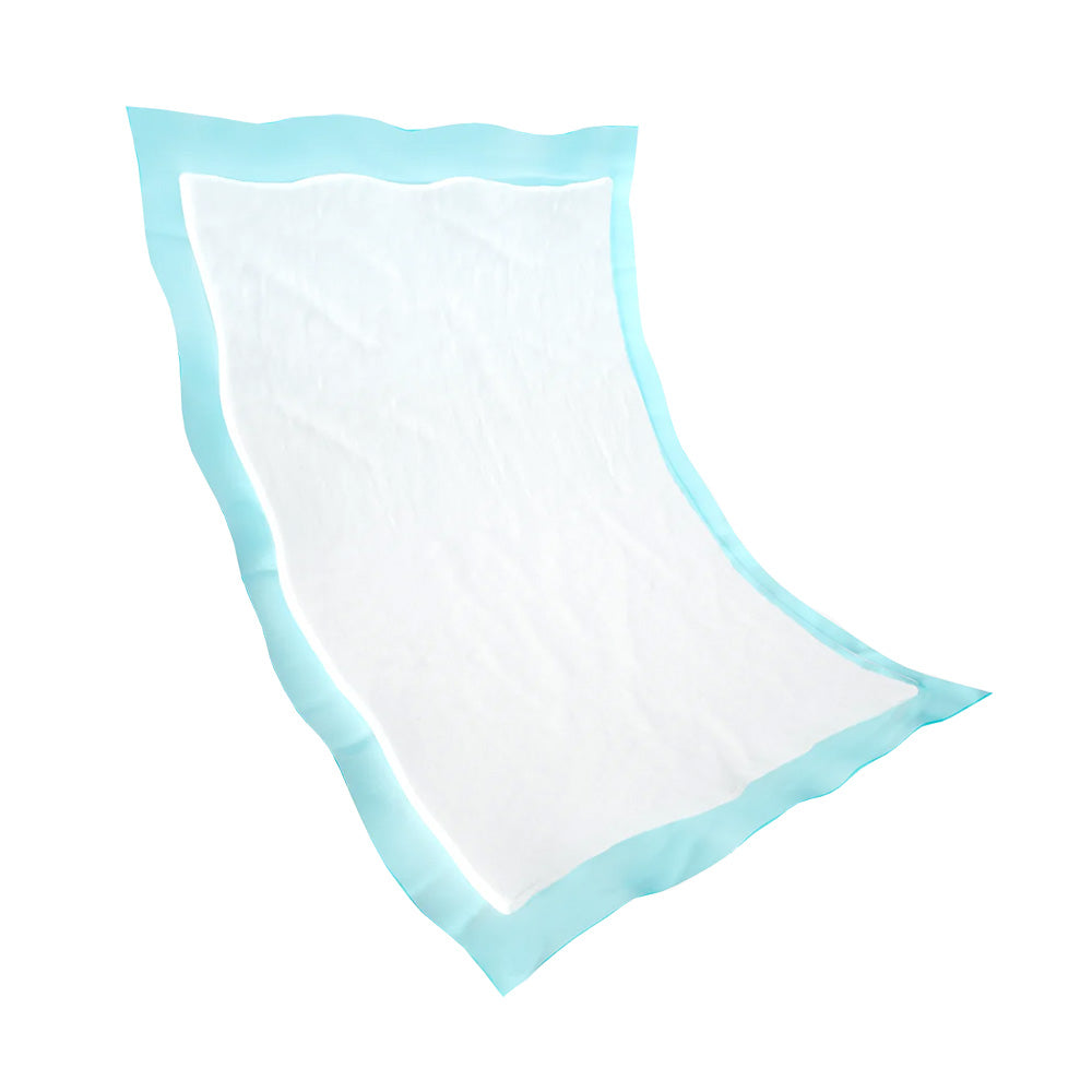 Abena Abri-Soft Basic, ein weiches und saugfähiges Inkontinenzprodukt, liegt auf einem neutralen Hintergrund. Auf dem Bild sieht man die Verpackung, die klare und informative Beschriftung mit Produktdetails zeigt. Das Produkt hat eine lichtblaue Farbe und ist in rechteckiger Form, ideal für den Gebrauch im Alltag. Die Verpackung ist umklappt, um den Inhalt sichtbar zu machen, und es sind mehrere Schichten sichtbar, die die Saugfähigkeit und Sicherheit des Produkts betonen.