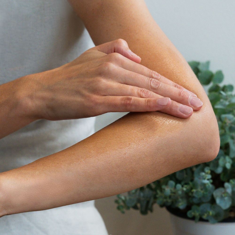 Person trägt das Abena Active Gel auf den Unterarm auf, um Muskeln zu entspannen und die Haut zu pflegen.