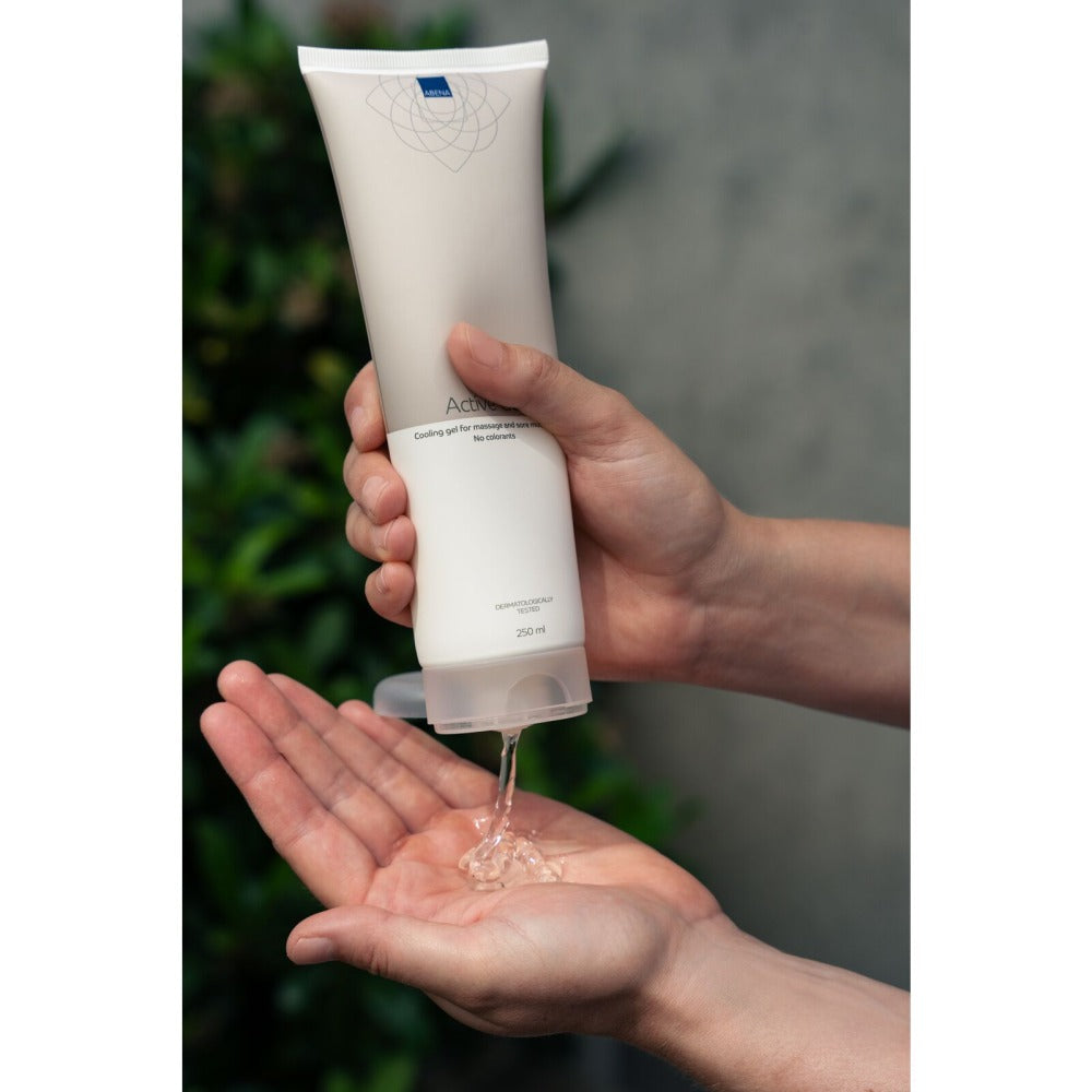 Abena Active Gel wird aus der Tube in die Handfläche gegeben – bereit zur Anwendung.
