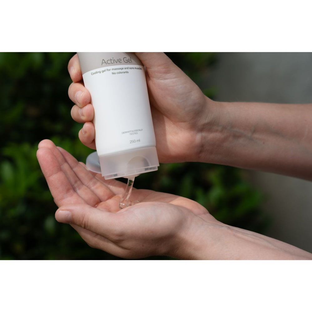 Detaillierte Nahaufnahme, wie das transparente Abena Active Gel in die Handfläche fließt.