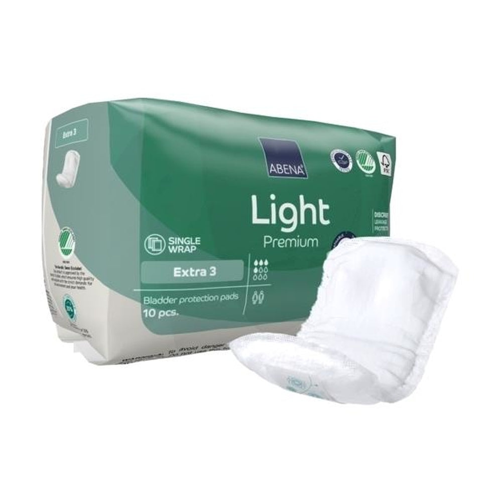 Weiße Inkontinenzeinlage der Marke Abena, Produktbezeichnung „Light Extra 3“. Die Einlage hat eine anatomische Form, die eine bequeme Passform ermöglicht. Ihre Oberfläche ist weich und glatt, evident an der leichten Textur. Die Einlage ist mit einem blauen Saugkern ausgestattet, der auf hohe Flüssigkeitsaufnahme ausgelegt ist. Die Rückseite zeigt eine wasserdichte Schicht, die zusätzlichen Schutz bietet. Das Produkt ist in einer hygienischen Verpackung und eignet sich für die diskrete Anwendung im Alltag.