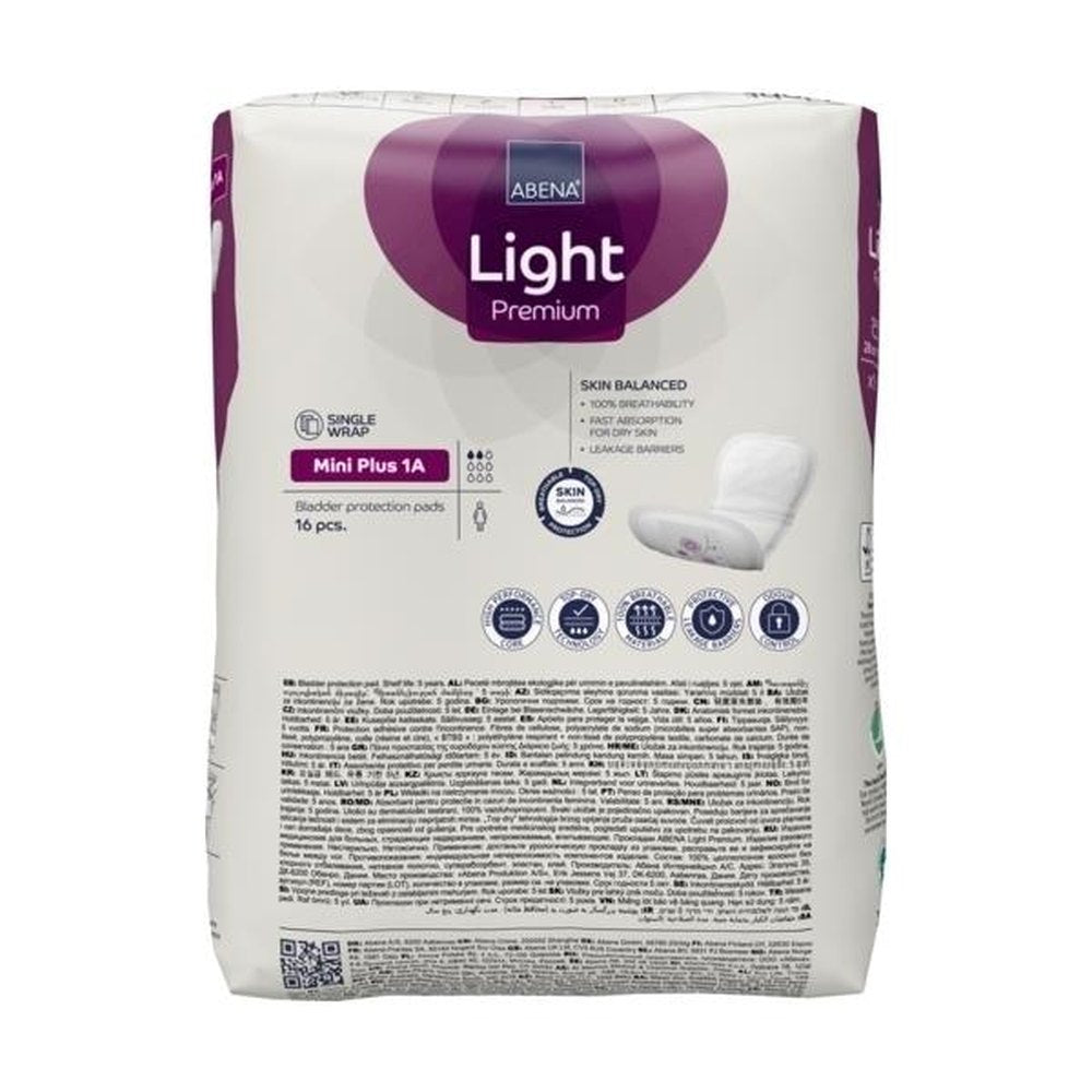 Ein Paket mit Abena Light Mini Plus A1 Inkontinenzeinlagen zeigt sich auf dem Bild. Die Verpackung hat ein modernes Design in sanften Farben, dominiert von Blau und Weiß. In der Mitte des Pakets befindet sich das Produktlogo „Abena“ in großer Schrift, umgeben von Informationen über die Einlagen, inklusive ihrer Größe, Saugstärke und Anwendungsbereich.