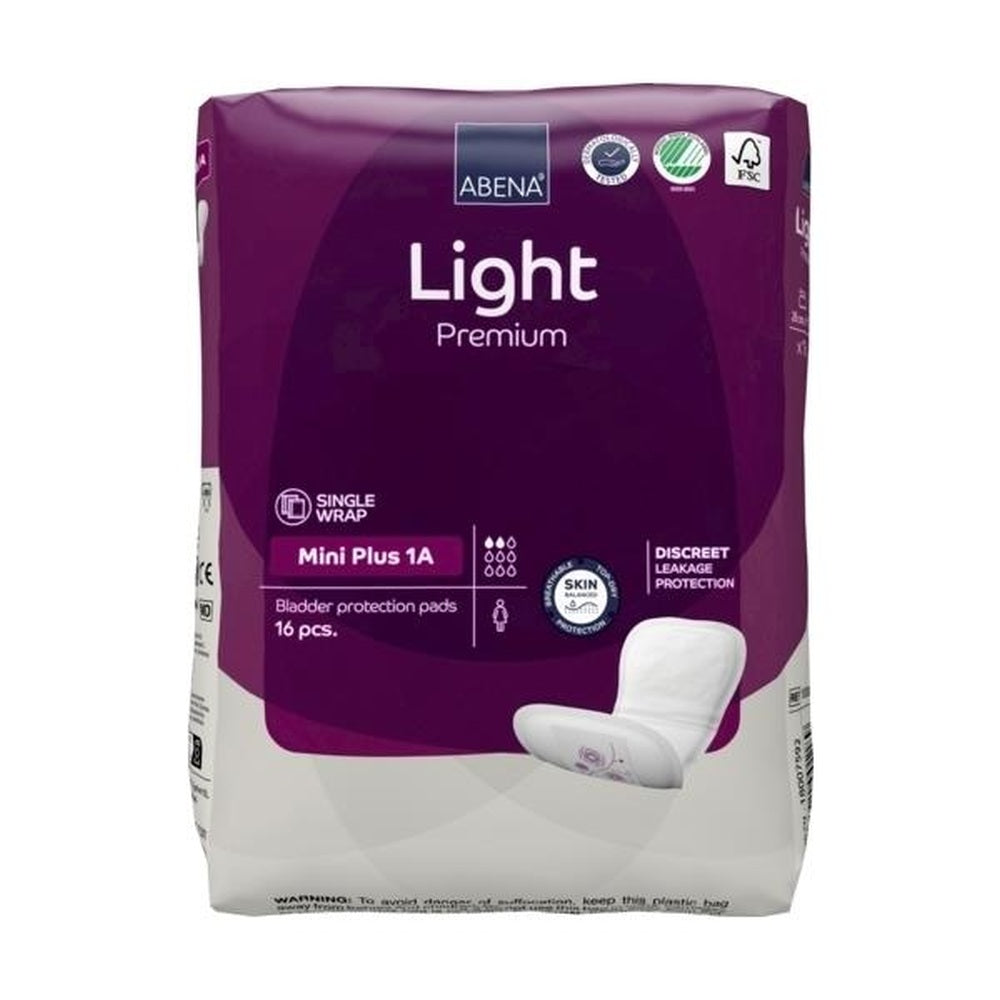 Produktbild einer Abena Light Mini Plus A1 Inkontinenzeinlage. Die Einlage ist gefaltet und zeigt eine sanfte, helle Farbgebung in Weiß und Blau. Die Oberfläche ist texturiert und vermittelt einen weichen, angenehmen Eindruck. In der oberen rechten Ecke ist das Produktlogo gut sichtbar, während eine Typografie mit der Produktbezeichnung "Mini Plus A1" ebenfalls eingebettet ist. Im Hintergrund ist ein neutraler, schlichter Farbverlauf erkennbar, der die Einlage hervorhebt.