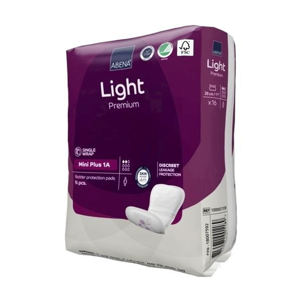 Produktbild einer Abena Light Mini Plus A1 Inkontinenzeinlage. Die Einlage ist in einem hellen, sanften Blau gehalten und zeigt die Packungsöffnung, die den Inhalt zum Vorschein bringt. Die Einlage hat eine anatomische Form, ist dünn und diskret, und bietet eine hohe Saugfähigkeit für leichten bis mittleren Inkontinenzbedarf. Auf der Verpackung sind Hinweise zur Anwendung und Pflege abgedruckt.