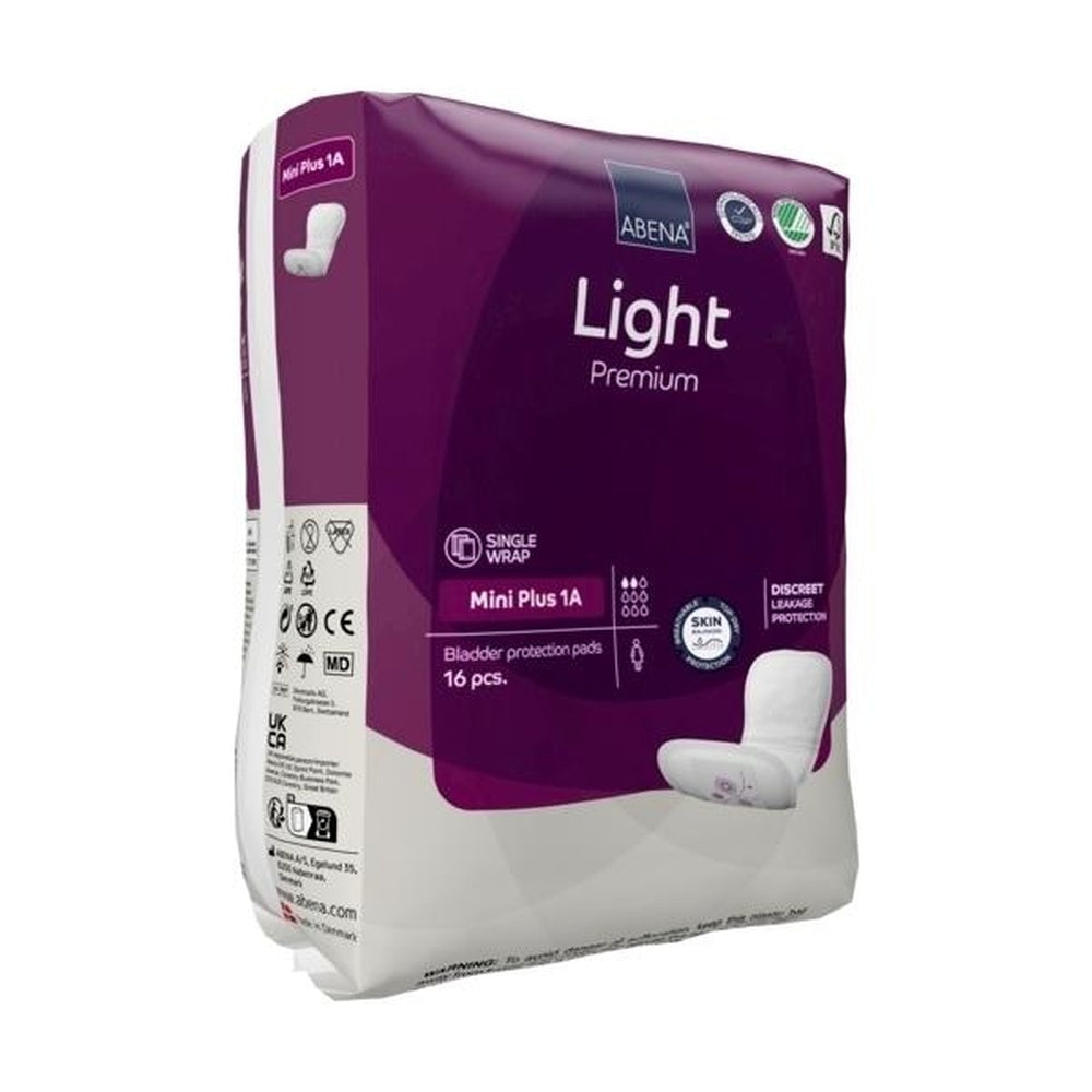 Abena Light Mini Plus A1 Inkontinenzeinlage mit einer kompakten, rechteckigen Form, die speziell für leichte bis mittlere Harninkontinenz entwickelt wurde. Die Einlage ist mit einer weichen, hautfreundlichen Oberfläche ausgestattet und hat eine blaue Absorptionsschicht, die Feuchtigkeit schnell aufnimmt und bindet. Seitliche, elastische Bündchen sorgen für einen sicheren Sitz und Komfort. Die Verpackung zeigt das Abena-Logo, die Produktbezeichnung und Informationen zur Größe.
