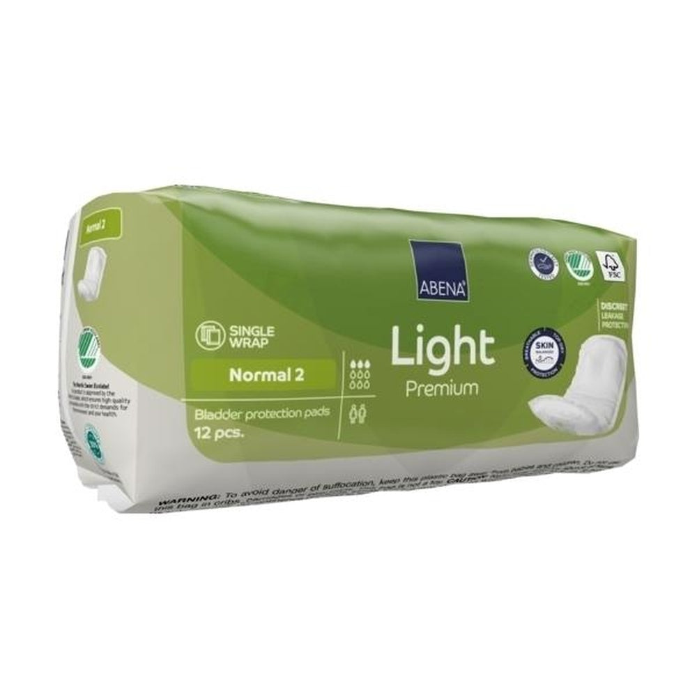 Eine Abena Light Normal Inkontinenzeinlage ist auf dem Bild abgebildet. Die Einlage ist dünn, weiß und hat eine verschiedenfarbige Verpackung im Hintergrund. Die Vorderansicht zeigt die glatte, strukturierte Oberfläche der Einlage, die für einen hohen Tragekomfort sorgt. Auf der Verpackung sind Produktinformationen und Markenzeichen abgedruckt. Die Einlage ist so gestaltet, dass sie sowohl Diskretion als auch Saugfähigkeit bietet, ideal für leichte Inkontinenz.