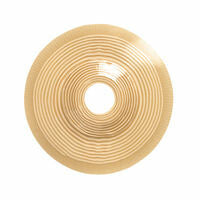 Bild eines Produktpakets mit vier konvexen Assura Basisplatten. Jede Basisplatte hat einen Durchmesser von 40 mm und eine Höhe von 21 mm. Sie sind in einer transparenten Verpackung präsentiert, die die Platten deutlich zeigt. Der Hintergrund ist schlicht und hell, wodurch die Details der Basisplatten hervorstechen. Die Platten sind sauber und unbeschädigt, mit einem klaren Fokus auf die strukturellen Merkmale. Ideal für die Verwendung in einem medizinischen oder sanitären Bereich.