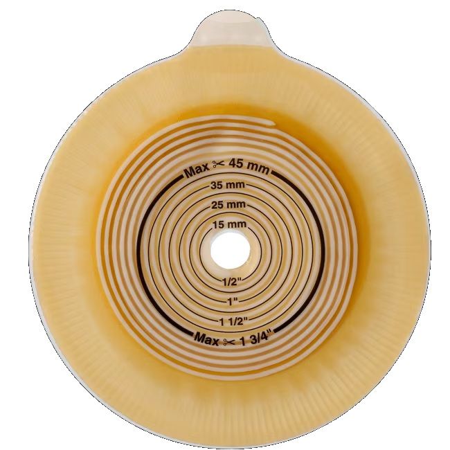 Bild einer Assura Basisplatte mit einer Größe von 50 mm x 10-45 mm. Die Basisplatte ist aus einem hautfreundlichen, elastischen Material gefertigt und hat eine ovale Form, die zentral ein Loch zur Befestigung aufweist. Die Außenseite ist beige und hat eine glatte Oberfläche, während die Innenseite ein transparentes Schutzmaterial zeigt. Die Ränder sind leicht erhöht, um eine gute Abdichtung zu gewährleisten. Links und rechts sind außerdem Markierungen für die richtige Platzierung angebracht.