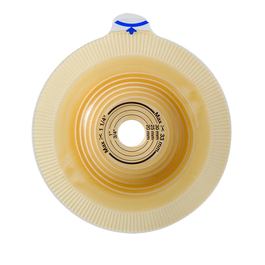 Alt-Text: Das Bild zeigt eine konvex geformte Basisplatte der Marke Assura in der Größe 50 x 15-33 mm. Die Platte ist in einem neutralen, hautfarbenen Ton gehalten und hat eine glatte, leicht glänzende Oberfläche. Die Konturen sind klar definiert, und die Platte weist eine dünne Randstruktur auf, die für zusätzlichen Komfort sorgt. Im Hintergrund ist ein verschwommenes, einfarbiges Design zu erkennen, das den Fokus auf das Produkt lenkt.