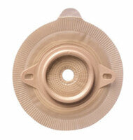 Produktbild einer Assura Basisplatte, rechteckig geformt mit abgerundeten Ecken. Die Platte zeigt eine glatte, leicht glänzende Oberfläche in einem hellen Hautfarbton. Sie hat an jeder Ecke ein kleines Loch zur Befestigung und ist in der Mitte mit einem ovalen, durchsichtigen Bereich versehen, der eine sanfte Kontur aufweist. Die Platte ist für ostomale Anwendungen konzipiert und scheint in 40 mm Breite und 35 mm Höhe sowie einer Stärke von 10 mm zu sein. Ideal für komfortablen Sitz und Hautschutz.