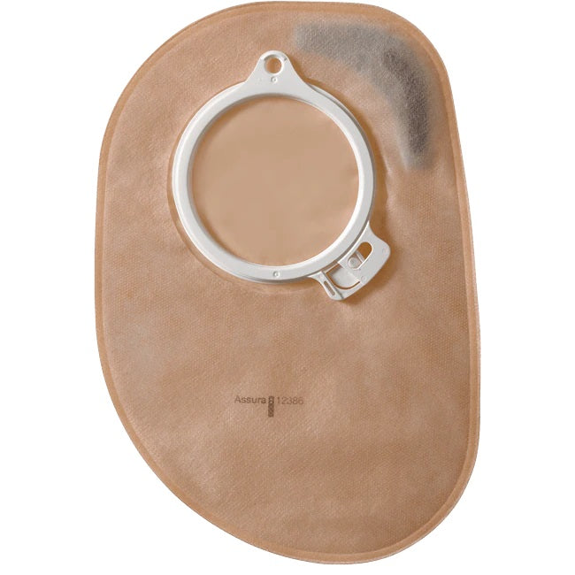 Bild eines Assura Comfort Kolostomiebeutels mit einem Durchmesser von 40 mm in Hautfarbe. Der Beutel hat eine glatte Oberfläche und ist aus einem flexiblen, hautfreundlichen Material gefertigt. An der oberen Seite sind integrierte Klebeflächen sichtbar, die zur sicheren Befestigung auf der Haut dienen. Die Unterseite des Beutels ist geschlossen und der Beutel wirkt diskret und unauffällig. Der Hintergrund ist neutral gehalten, um den Fokus auf den Beutel zu lenken.