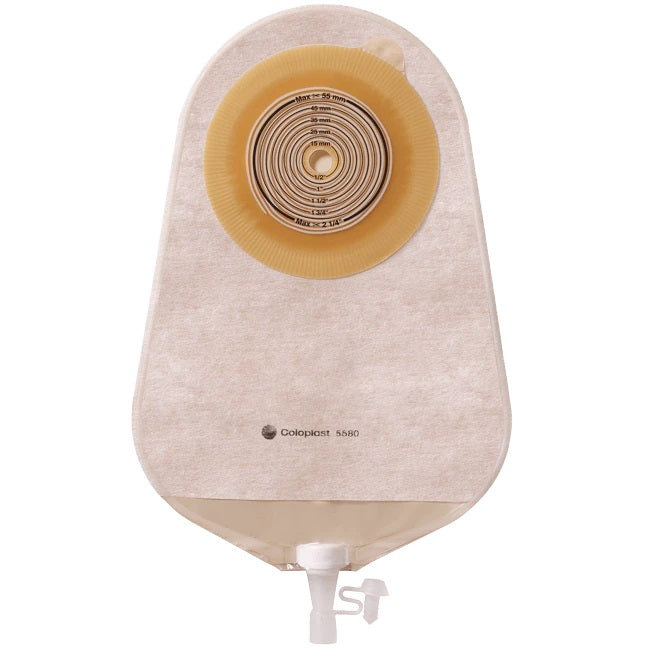 Bild eines Assura Comfort Urostomiebeutels mit konvexer Form und einem Durchmesser von 25 mm. Der Beutel ist transparent und hat ein diskretes Design, das eine unauffällige Trageweise ermöglicht. Links oben ist ein Aufkleber mit Produktinformationen angebracht. Die Außenseite des Beutels zeigt eine glatte, leicht glänzende Oberfläche. Der Beutel ist in einem aufrecht stehenden Zustand fotografiert und hebt seine Funktionalität und Bequemlichkeit hervor. Ideal für Benutzer mit einer Urostomie.