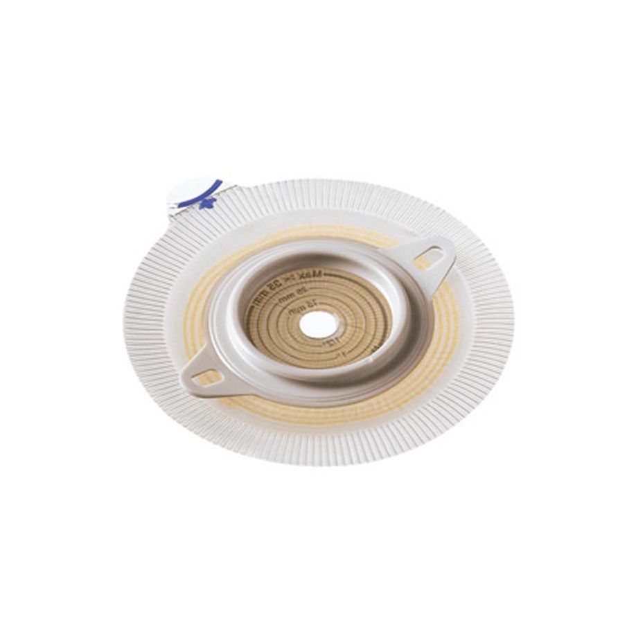 Bild einer Assura Extra Basisplatte: Die Basisplatte hat eine rechteckige Form mit abgerundeten Ecken und misst 50 mm x 10-45 mm. Sie ist transparent und zeigt eine glatte Oberfläche ohne hervorstehende Teile. Auf der Rückseite sind verschiedene Klebeelemente sichtbar, die zum sicheren Anbringen auf der Haut dienen. Die Platte ist in einer Packung von fünf Stück verpackt. Im Hintergrund ist ein unscharfer, neutraler Farbton zu erkennen, der das Produkt in den Mittelpunkt rückt.