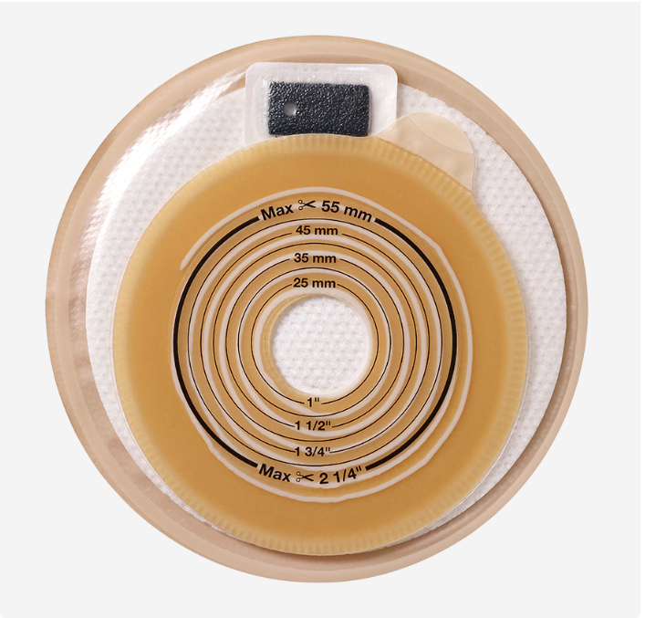 Bild einer Assura Stomakappe in Hautfarbe, Modell 2501. Die Kappe hat einen Durchmesser von 55 mm und zeichnet sich durch ihre runde Form und das weiche, hautfreundliche Material aus. Sie ist für die Verwendung bei Stoma-Patienten konzipiert und ermöglicht eine sichere Abdichtung. Die Oberfläche wirkt glatt und gleichmäßig, während der Rand der Kappe leicht gewellt ist, um eine bessere Haftung zu gewährleisten. Im Hintergrund könnte eine weiße Oberfläche zu sehen sein, die den Fokus auf das Produkt lenkt.