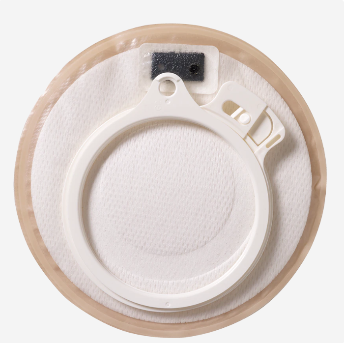 Die Abbildung zeigt eine hautfarbene Stomakappe aus einem flexiblen und sanften Material, das für den Einsatz bei Stomaträgern konzipiert ist. Die Kappe hat einen Durchmesser von 40 mm und ist in einer runden Form gestaltet. Sie weist einen transparenten, klebenden Rand auf, der für eine sichere Befestigung auf der Haut sorgt. Das Material ist so gestaltet, dass es hautfreundlich ist und sich angenehm tragen lässt. Ideal für die Verwendung mit Stomabag-Systemen zur sicheren und diskreten Versorgung.
