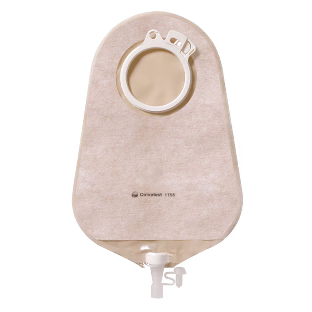 Bild eines Assura Uro Mehrkammerbeutels, der auf einem weißen Hintergrund präsentiert wird. Der Beutel ist transparent, zeigt mehrere Kammern zur Flüssigkeitsaufnahme und bietet eine flexible Form. An der oberen Kante ist eine breite Öffnung sichtbar, die mit einem Klebestreifen versehen ist, um eine sichere Befestigung an der Haut zu gewährleisten. Der Beutel hat abgerundete Ecken und ist leicht geschwungen, um Komfort und eine bessere Anpassung zu gewährleisten.