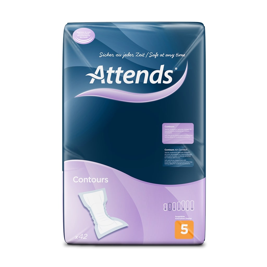 Das Bild zeigt ein Paket mit Attends Contours Regular 5, einer Art Inkontinenzunterwäsche. Die Verpackung ist überwiegend in einem sanften Blau gehalten, mit einem großen, klaren Schriftzug, der den Produktnamen und die Größe "Regular 5" anzeigt. Im Hintergrund sind stilisierte Grafiken von skizzierten Personen zu sehen, die aktive und unbeschwerte Lebensstile darstellen. Die Umverpackung ist hochwertig gestaltet und vermittelt ein Gefühl von Sicherheit und Komfort.