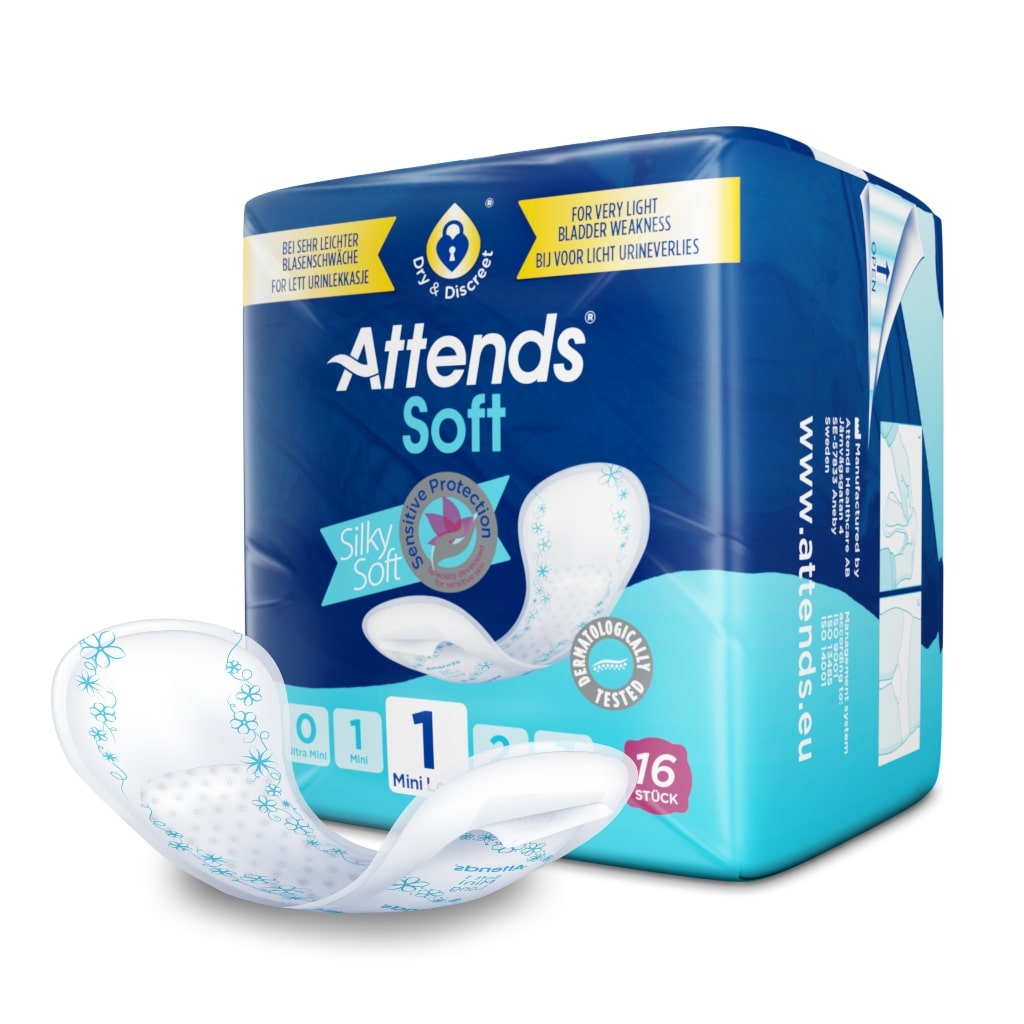 Das Bild zeigt eine Packung mit "Attends Soft 1 Mini Long" Inkontinenzeinlagen. Die Verpackung ist in sanften Farben gehalten, hauptsächlich Weiß mit blauen und grünen Akzenten. Auf der Vorderseite der Packung sind große, deutlich lesbare Schriftzüge mit dem Produktnamen, der Größe und den Eigenschaften der Einlagen abgebildet. Zudem sind kleine Symbole zur Veranschaulichung von Attributen wie Saugfähigkeit und Hautfreundlichkeit zu sehen. Der Hintergrund ist neutral, um das Produkt hervorzuheben.