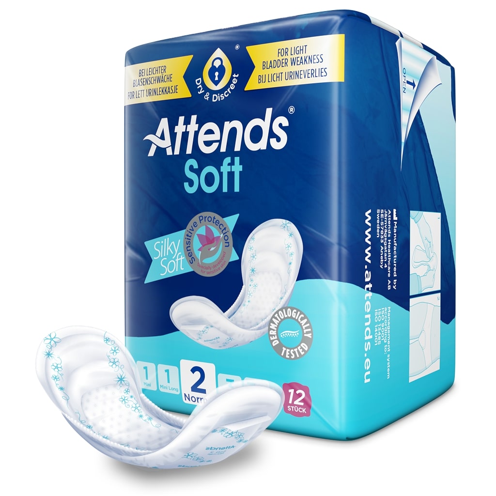 Weiße Inkontinenzeinlagen der Marke Attends, die als "Soft 2 Normal" gekennzeichnet sind, liegen auf einer sauberen blauen Fläche. Die Einlagen sind dünn und flach, mit abgerundeten Kanten. An einer Ecke ist ein grünes Etikett mit der Bezeichnung "Normal" angebracht, welches die Saugfähigkeit kennzeichnet. Die Verpackung zeigt eine ansprechende Darstellung des Produkts und enthält klare Informationen über Anwendung und Sicherheit.