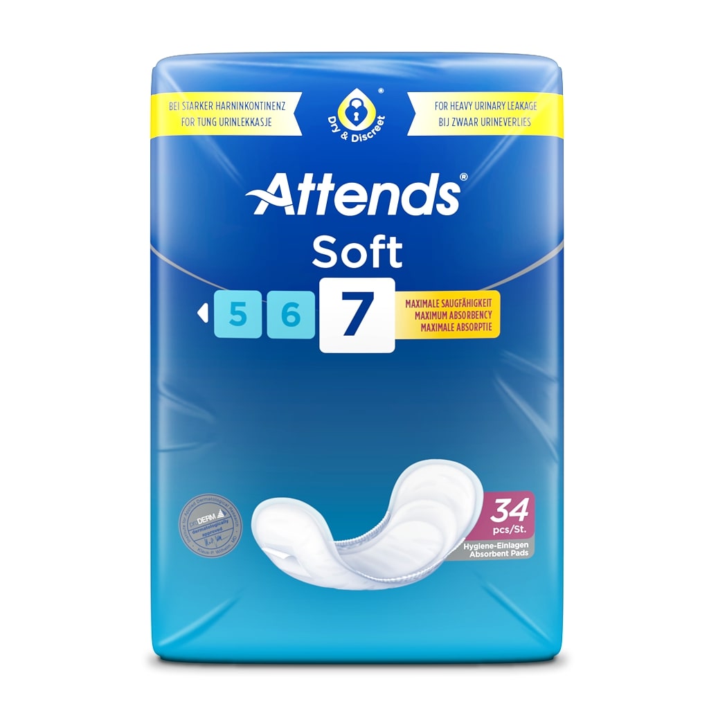 Ein Produktbild zeigt die Attends Soft 7 Inkontinenzeinlagen, die in einem transparenten, wieder verschließbaren Beutel verpackt sind. Die Einlagen sind in einem weißen, sanften Design und im Vordergrund stehend, mit einem sichtbaren Logo von Attends. Es sind verschiedene Größen und Saugstärken angegeben, wobei die Inkontinenzeinlagen auf einem neutralen, hellen Hintergrund präsentiert werden, um die Produkteigenschaften zu betonen.