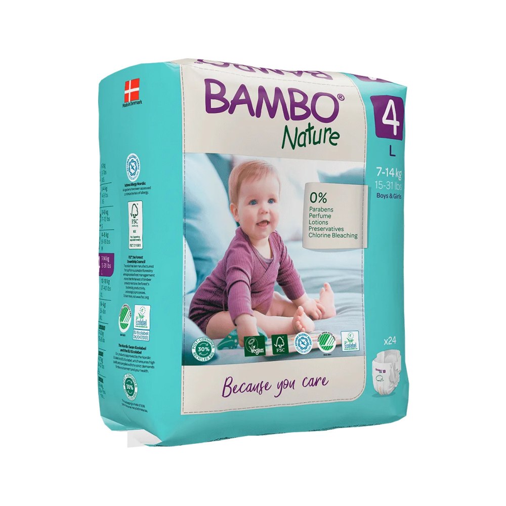 Alt-Text: Produktbild von Bambo Nature Windeln der Größe L. Die Windeln sind in einer transparenten Verpackung zu sehen, auf der Vorderseite ist das Logo von Bambo Nature sowie die Größenangabe "Größe L" deutlich sichtbar. Die Windeln selbst sind aus einem sanften, umweltfreundlichen Material gefertigt, das eine hohe Saugfähigkeit verspricht. Im Hintergrund sind einige grüne Blätter zu erkennen, die das nachhaltige Konzept des Produkts unterstreichen.