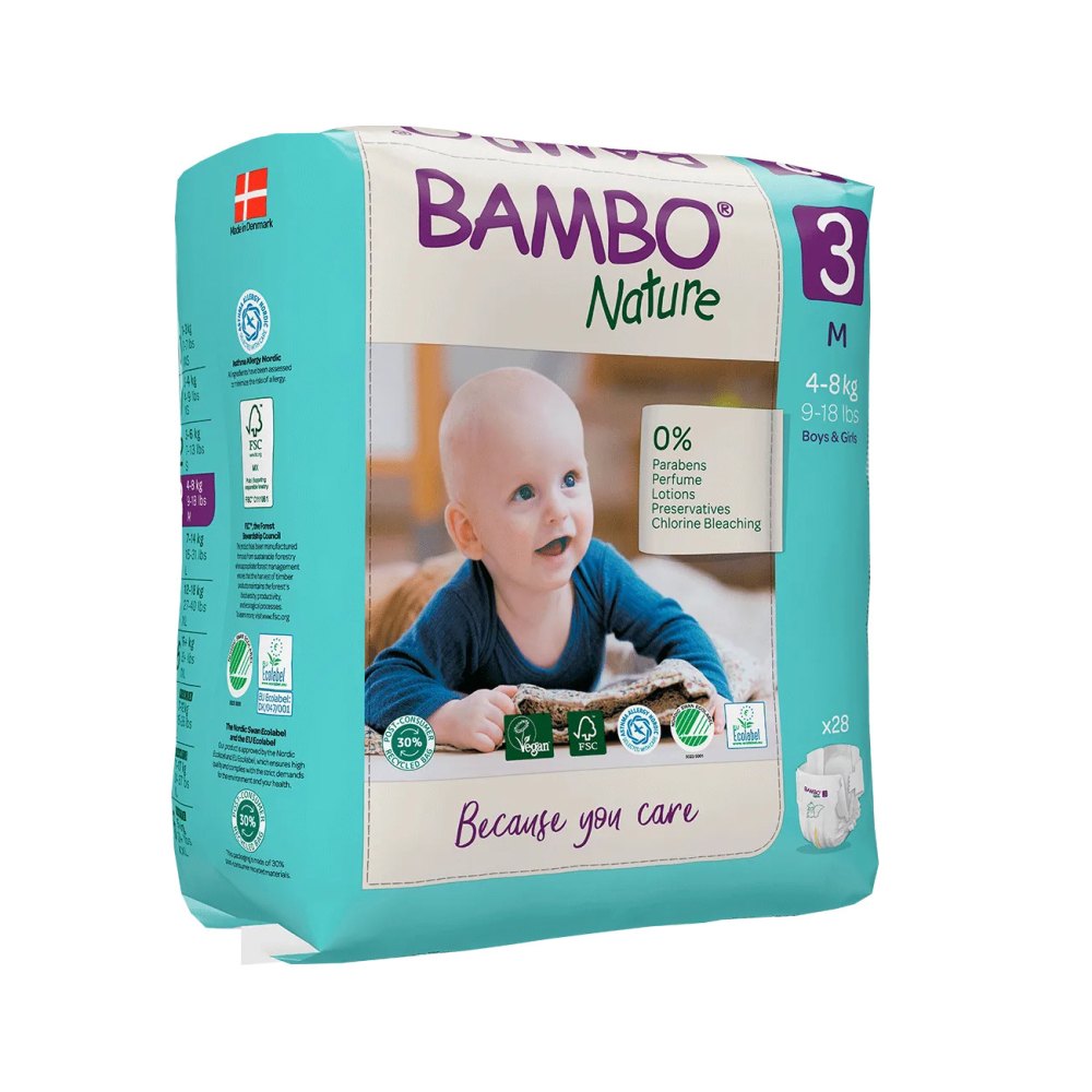 Bild eines Pakets von Bambo Nature Windeln in Größe M, das auf einer hellen Oberfläche liegt. Die Windeln sind umweltfreundlich und hypoallergen, verpackt in einer ansprechenden, bunten Box. Auf der Vorderseite des Pakets sind stilisierte, fröhliche Grafiken von Babys und Naturmotiven abgebildet. Die Größe "M" ist deutlich sichtbar hervorgehoben. Das Design vermittelt Frische und Nachhaltigkeit, während die Windeln selbst als weich und komfortabel angedeutet werden. Ideal für umweltbewusste Eltern.
