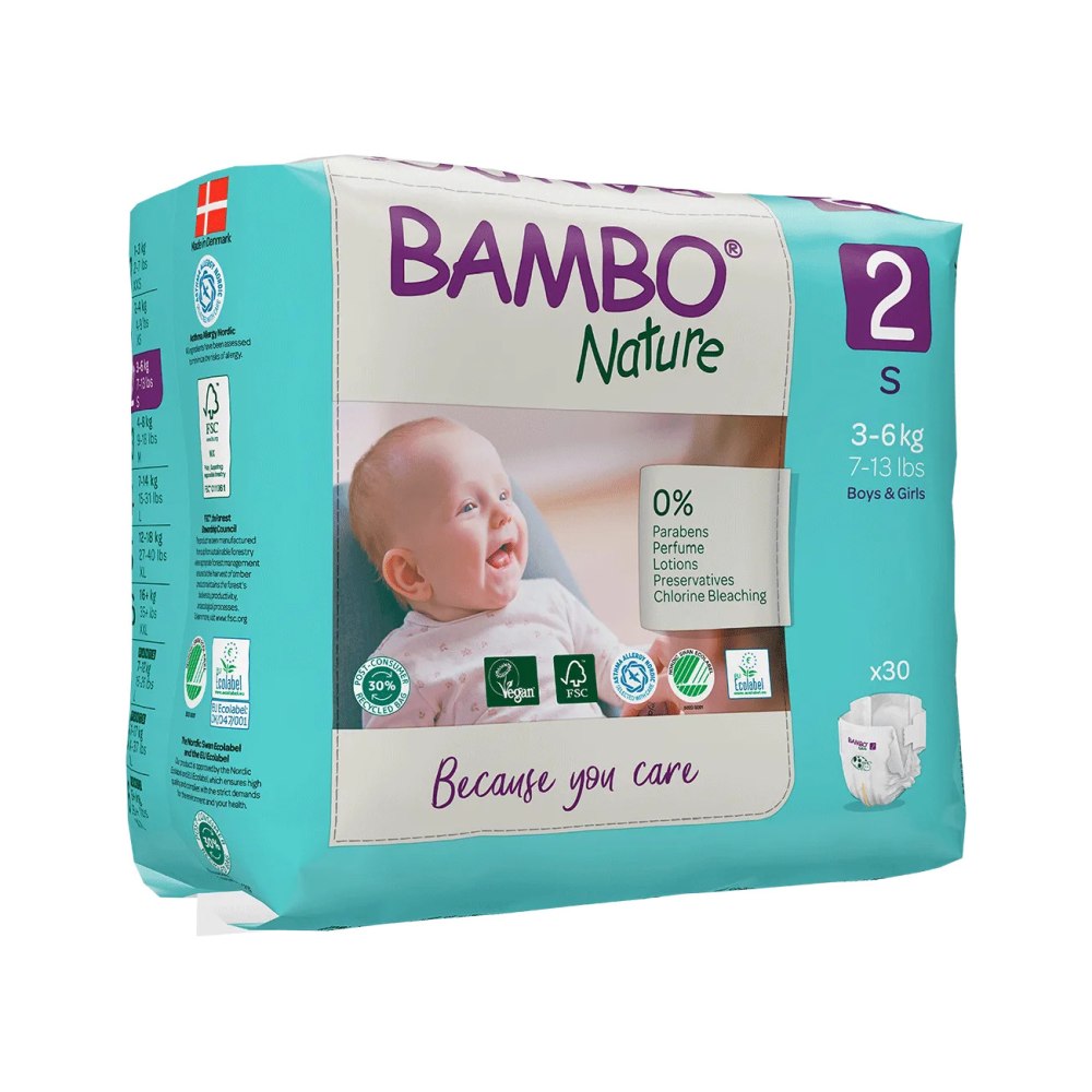 Bild eines Pakets Bambo Nature Windeln in Größe S, das in einer hellen Umgebung fotografiert wurde. Die Windeln sind in einem umweltfreundlichen Design verpackt, mit einem klaren Fokus auf die Marke und die Produktgröße auf der Vorderseite. Das Paket zeigt eine attraktive, grüne Farbpalette und Kinderbilder, die auf die sanfte, hautfreundliche Beschaffenheit der Windeln hinweisen.