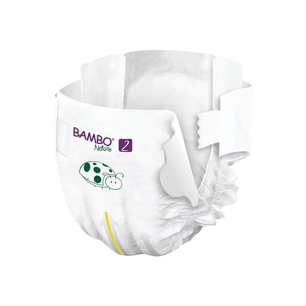 Bambo Nature Windeln in Größe S, verpackt in einer umweltfreundlichen Papierverpackung mit ansprechendem buntem Design. Auf der Vorderseite sind bunte Illustrationen von fröhlichen Tieren abgebildet, die die Windeln ansprechend für Eltern und Kinder gestalten. Die Windeln selbst werden als besonders weich, saugfähig und hautfreundlich beworben, ideal für Babys. Das Produkt richtet sich an umweltbewusste Familien, die Wert auf nachhaltige Babyprodukte legen.