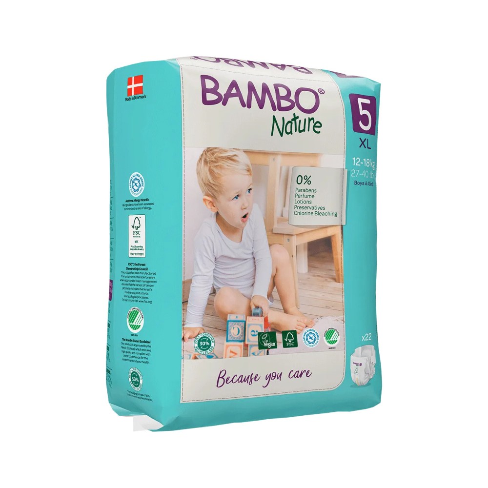 Bambus Nature Windeln Größe XL in einer Packung. Die Vorderseite der Packung zeigt das Produktdesign mit einer grünen Farbpalette, dem Markennamen "Bambus Nature" und der Aufschrift "Größe XL". Auf der Verpackung sind Piktogramme abgebildet, die auf die Umweltfreundlichkeit und die hypoallergenen Eigenschaften hinweisen. Im Hintergrund sind feine Bambuslinien zu erkennen, die auf das nachhaltige Material aufmerksam machen.