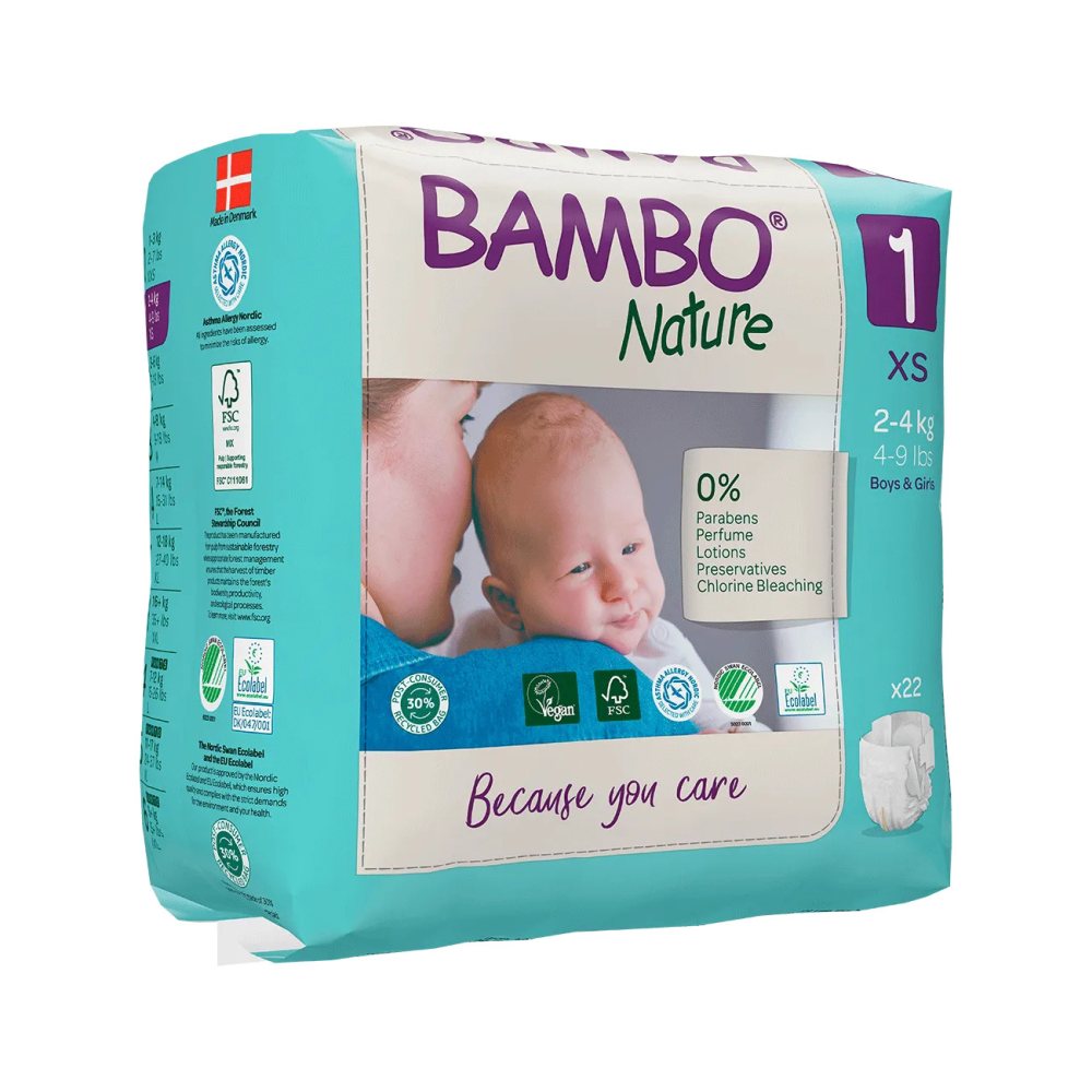 Bambo Nature Windeln in der Größe XS (1) auf weißem Hintergrund. Die umweltfreundlichen Windeln sind in einem bunten, ansprechenden Design mit niedlichem Tiermotiv abgebildet. Die Verpackung zeigt die Vorder- und Rückseite der Windeln, die mit sanften Farben und kindgerechten Illustrationen versehen sind. Die Windeln sind in einer plastikfreien Verpackung präsentiert, die das Logo von Bambo Nature gut sichtbar zeigt.