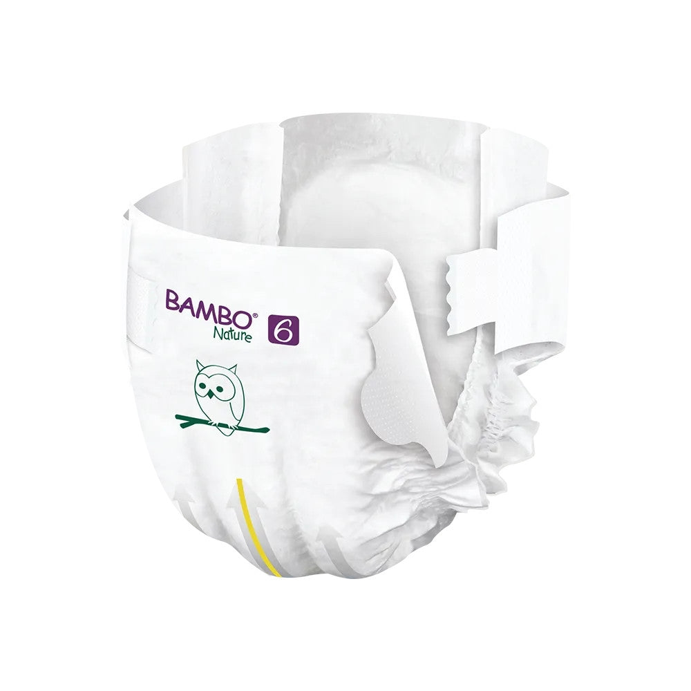 Bambus-Nature-Windeln in der Größe XXL (6) sind abgebildet. Die Packung zeigt ein ansprechendes, umweltfreundliches Design mit einem sanften Grünton und einer Abbildung eines lächelnden Babys. Die Windeln sind in einem modernen, praktischen Verpackungsformat präsentiert und unterstreichen die nachhaltige und dermatologisch getestete Qualität des Produkts.