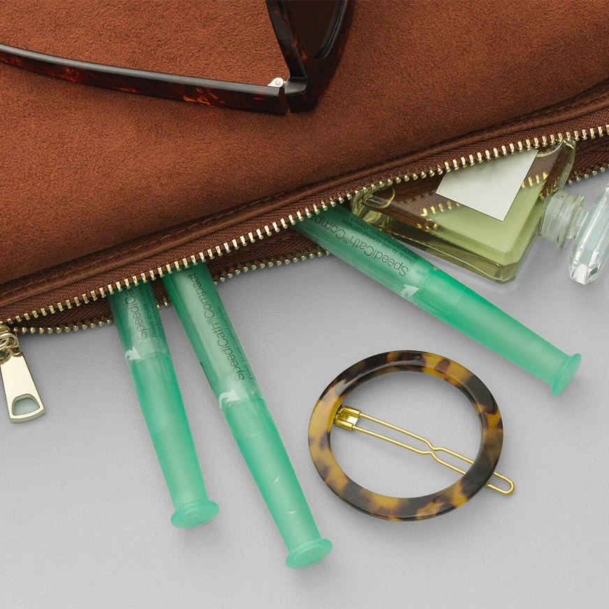 Das Bild zeigt einen modernen, stilvollen Bartschneider in mattem Schwarz mit eleganten Kurven und ergonomischem Design. Der Schneidekopf ist präzise geformt und offenbart scharfe Klingen, die sich für unterschiedliche Bartlängen eignen. Auf der Seite des Geräts ist ein Display zu sehen, das die verbleibende Akkulaufzeit anzeigt. Im Hintergrund ist eine minimalistische, gut beleuchtete Badezimmerumgebung erkennbar.