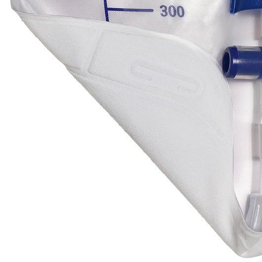 Ein transparenter, steriler Beinbeutel mit einem Fassungsvermögen von 1000 ml. Der Beutel ist ovalförmig, mit einer breiten, leicht strukturierten Öffnung, die zur Befestigung an einer Beinbandage dient. Ein Griff oder eine Aufhängeschlaufe ist an der Oberseite vorhanden, um die Handhabung zu erleichtern. Schwarz-weiße Beschriftungen zeigen die Markierungen für Füllstand und Verwendungshinweise.