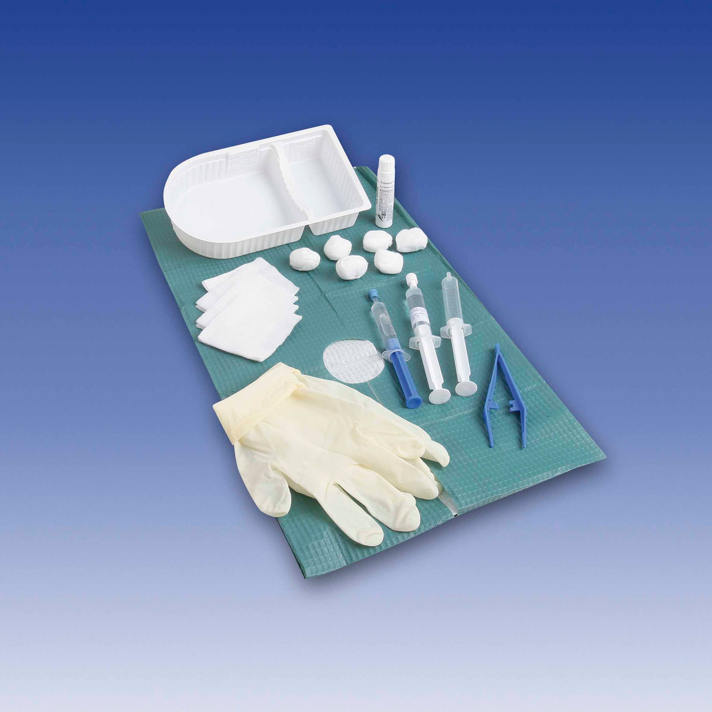 Steriles Katheterset mit einem weißen, mehrteiligen Inhalt auf einem hellen Untergrund. Das Set umfasst einen Katheter, eine Packung Gleitgel, ein Desinfektionsmittel (Octenisept) und eventuell weitere Zubehörteile, alles übersichtlich angeordnet. Die Verpackung zeigt klare Beschriftungen und verständliche Anwendungsinformationen. Die Produkte wirken sauber und professionell, ideal für medizinische Anwendungen.