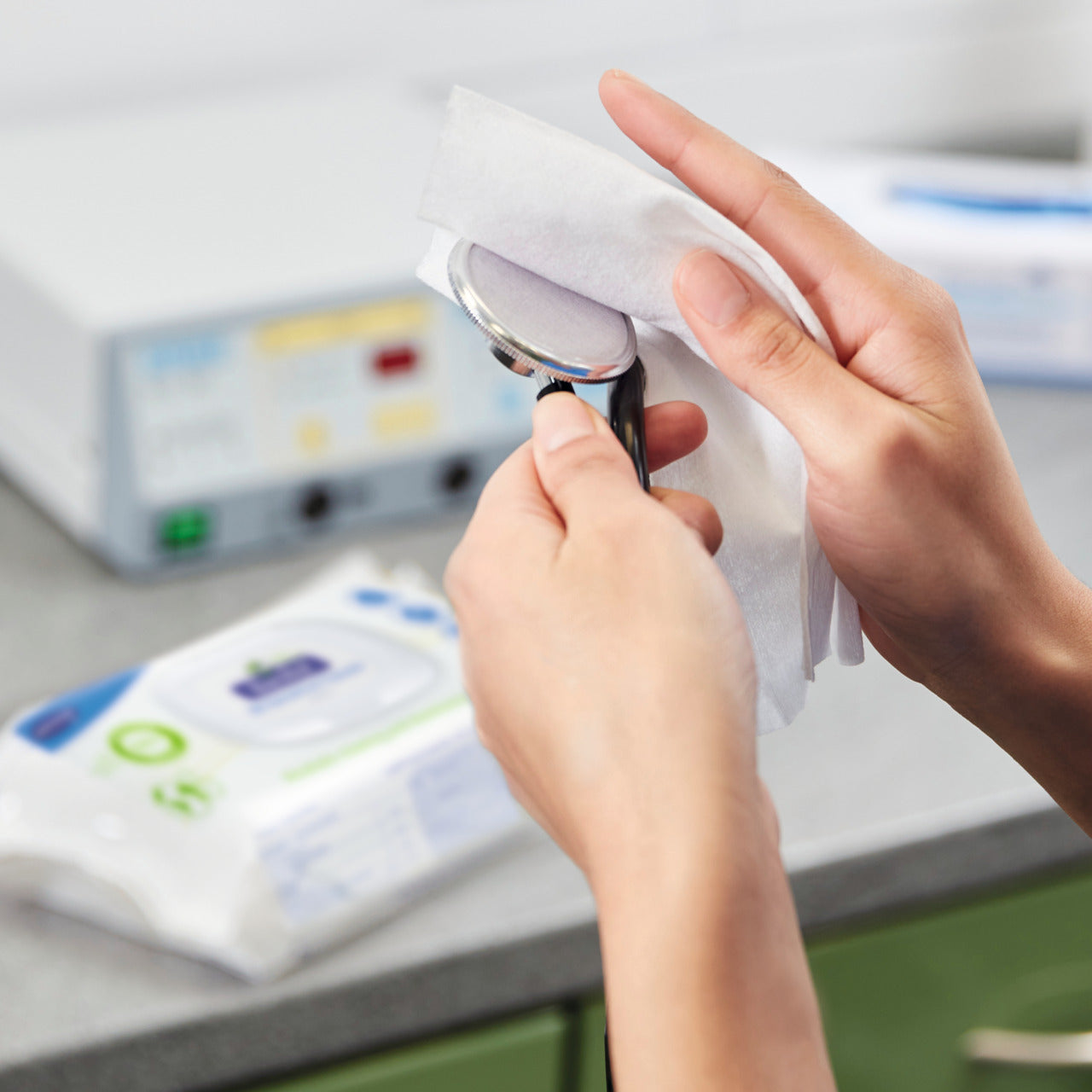 Einzelnes Bode Bacillol 30 Sensitive Green Tissues Desinfektionstuch mit dem ein Stethoskop gereinigt wird