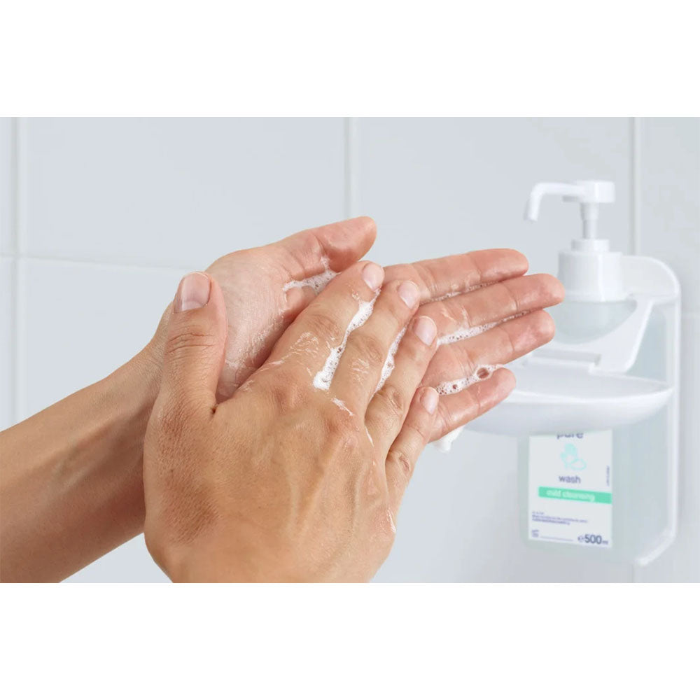 Flasche mit Bode Baktolin Pure Waschlotion, 500 ml. Die Flasche hat eine transparente, konturierte Form mit einem weißen Pumpkopf. Das Etikett zeigt eine moderne, ansprechende Gestaltung in Weiß und Blau, mit dem Produktnamen „Baktolin Pure“ in klarer Schrift. Darunter sind Hinweise zu den Eigenschaften der Waschlotion. Im Hintergrund ist eine neutrale, helle Oberfläche zu sehen, die die Flasche hervorhebt.