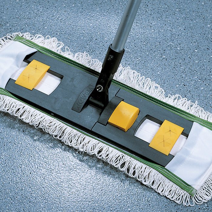 Reinigungsmittel in transparentem Kunststoffbehälter mit einem weißen Sprühkopf. Die Vorderseite des Etiketts zeigt den Produktnamen "Glanzreiniger" in auffälliger Schrift, begleitet von einem stilisierten, glänzenden Oberflächenmotiv. Der Hintergrund des Etiketts ist überwiegend in Blau und Weiß gehalten, was Frische und Sauberkeit vermittelt. Der Behälter steht auf einem hellen, neutralen Untergrund.