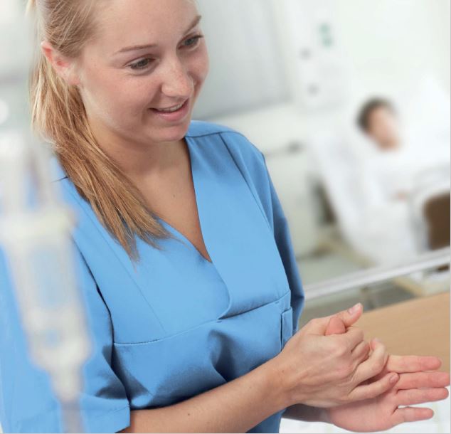 Bild von vier Flaschen Bode Sterillium Händedesinfektion à 500 ml, nebeneinander auf weißem Hintergrund angeordnet. Die Flaschen haben ein klares, modernes Design mit einem blauen Etikett, das den Namen des Produkts und wichtige Informationen enthält. Eine Flasche wird von einer Medi Inn Dosierpumpe ergänzt, die ebenfalls abgebildet ist. Diese Pumpe ist in der Mitte der Anordnung platziert und hat einen weißen Pumpkopf.