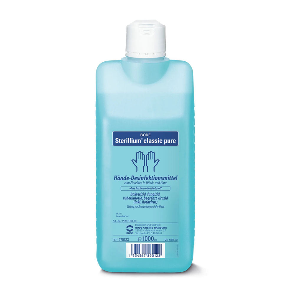 Das Bild zeigt eine Flasche des Handdesinfektionsmittels "Bode Sterillium" auf einem neutralen Hintergrund. Die Flasche ist transparent mit einer blauen Pumpe und einem weißen Etikett. Das Etikett enthält den Produktnamen "Sterillium" sowie Informationen zu Inhaltsstoffen und Anwendung. Im Hintergrund sind unscharfe, helle Oberflächen zu sehen. Die Flasche steht stabil auf einer waagerechten Fläche, und die Pumpe ist nach oben gerichtet.