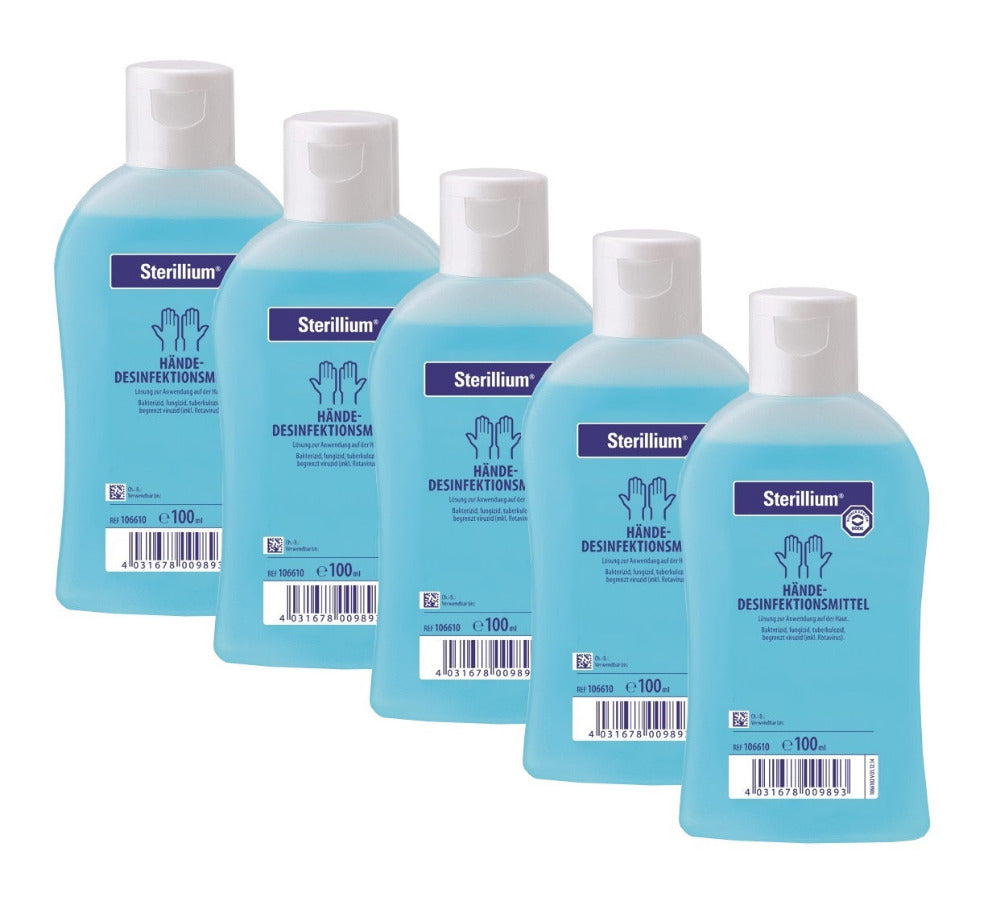 Bild eines Produkts: Fünf Fläschchen Bode Sterillium Händedesinfektion, jeweils 100 ml. Die Fläschchen haben eine praktische Form mit einem blauen und weißen Etikett, das den Markennamen und die Produktbeschreibung zeigt. Der Pumpverschluss ist deutlich sichtbar. Die Fläschchen sind in einer Reihe angeordnet, vor einem neutralen, hellen Hintergrund. Das Produkt ist vor allem für die hygienische Händedesinfektion in medizinischen und privaten Kontexten gedacht.