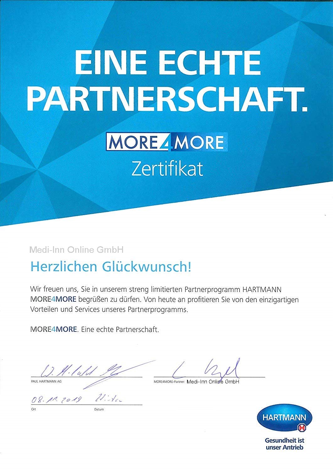 Handdesinfektionsmittel "Bode Sterillium" in fünf kleinen Flaschen à 100 ml. Die Flaschen sind transparent und enthalten eine klare, farblose Flüssigkeit. Jede Flasche hat einen weißen Druckverschluss und ein etikettiertes Design mit dem Produktnamen und den Anwendungshinweisen. Im Hintergrund ist ein schlichter, hellgrauer Untergrund zu sehen, der den Fokus auf die Flaschen lenkt. Die Verpackung ist ideal für die hygienische Händedesinfektion und für den Gebrauch unterwegs geeignet.