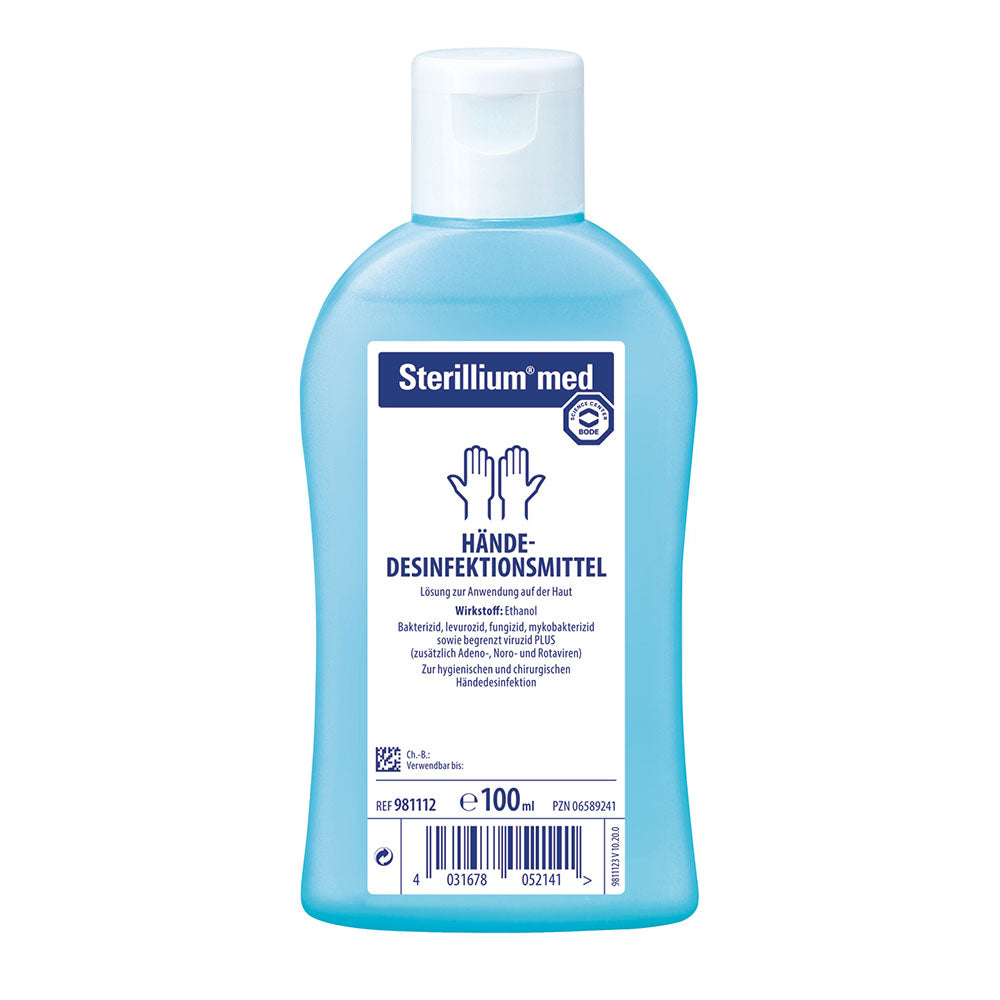 Sterillium Med 100 ml ist ein durchsichtiger, flüssiger Desinfektionsmittelbehälter. Die Flasche hat eine klare, elegante Form mit einem blauen, pumpbaren Verschluss. Der Etikettentext in deutsch und englisch erklärt die Anwendung des Produkts, wobei die Hauptfarbe des Etiketts blau und weiß ist. Im Hintergrund sind Desinfektionssymbole und Anwendungsanweisungen zu sehen. Die Flasche steht auf einem weißen Hintergrund, der die Professionalität und Reinheit des Produkts unterstreicht.