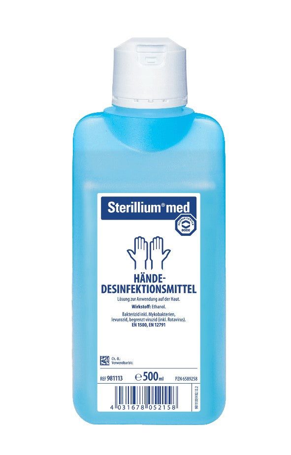 Produktbild von vier Flaschen Bode Sterillium Med Händedesinfektionsmittel, jeweils mit einem Inhalt von 500 ml. Die Flaschen haben ein klares, modernes Design mit einem weißen und blauen Farbton. Auf den Etiketten steht der Produktname sowie wichtige Informationen zur Verwendung. Die Flaschen sind auf einer hellen, neutralen Unterlage angeordnet, die den Fokus auf die Produkte lenkt. Im Hintergrund ist verschwommen, um eine klare Sicht auf die Flaschen zu bieten.