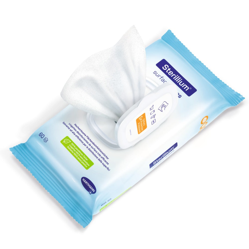 Bild von Bode Sterillium Flächendesinfektionstüchern in einer transparenten Verpackung. Die Tücher sind in der Mitte des Bildes angeordnet, während die Verpackung eine grüne Farbgebung mit weißen und roten Schriftzügen trägt. Die Produktbeschreibung hebt die Größe der Tücher hervor, die 17 x 20 cm misst, sowie deren Verwendung zur Desinfektion von Oberflächen. In der oberen rechten Ecke sind Anwendungshinweise abgedruckt, während der Hintergrund unscharf ist, um die Aufmerksamkeit auf das Produkt zu lenken.