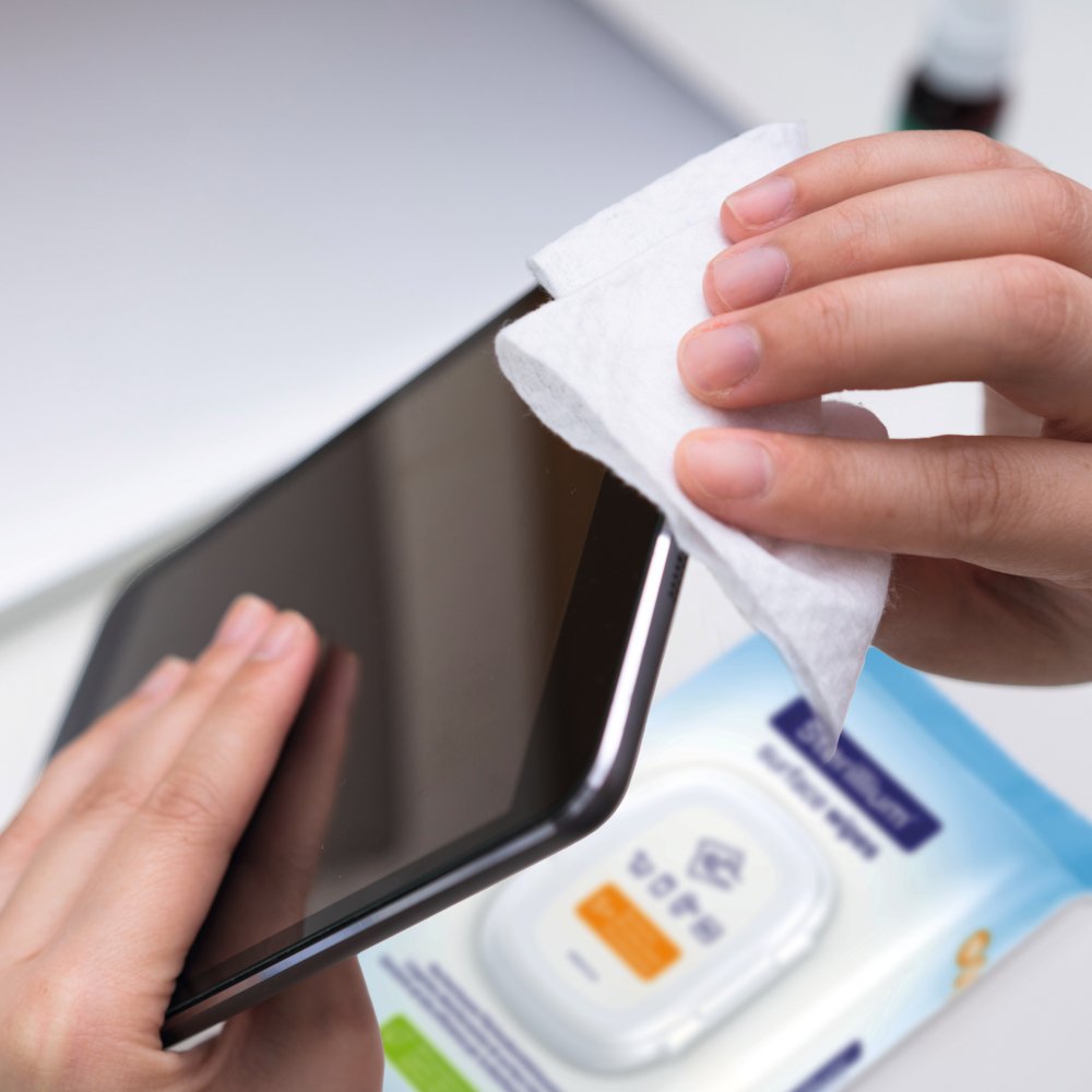 Bode Sterillium Flächendesinfektionstücher, im Format 17 x 20 cm, sind in einer transparenten Verpackung präsentiert. Die Tücher sind einzeln entnehmbar und leicht zu handhaben. Die Verpackung zeigt die Produktbezeichnung sowie Verwendungshinweise. Die Tücher selbst sind weiß und eignen sich zur Desinfektion von Oberflächen.