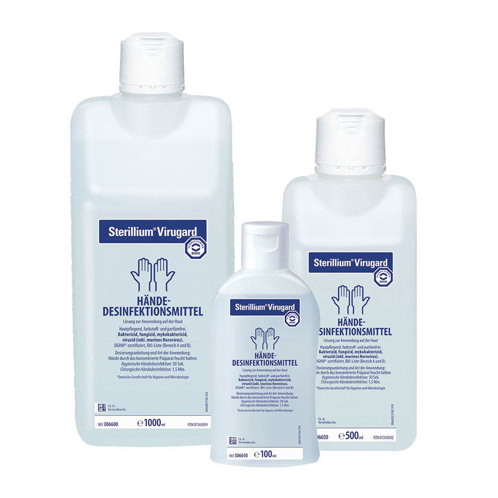 Flasche mit desinfizierender Flüssigkeit von Bode Sterillium Virugard in einer transparenten 100 ml Kunststoffverpackung. Der Flaschenverschluss ist in Blau gehalten. Auf dem Etikett sind die Produktbezeichnung „Sterillium Virugard Händedesinfektion“, Angaben zu Anwendungshinweisen sowie Dosierung und Warnhinweise abgedruckt. Im Hintergrund ist der weiße Untergrund zu sehen, der das Produkt in den Fokus rückt. Die Flasche ist schräg positioniert, was die Sicht auf die Etikettierung erleichtert.