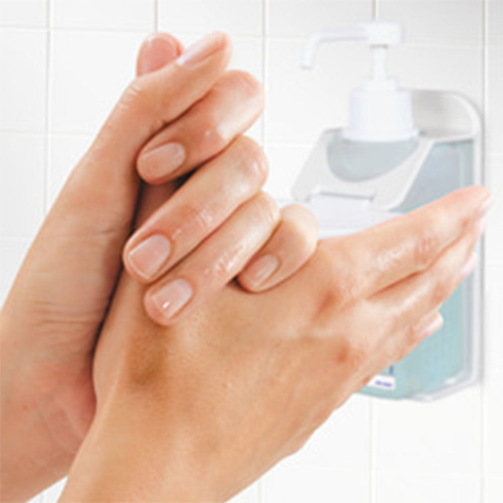 Flasche mit Desinfektionsmittel für die Hände, sterillium virugard, 1000 ml, im Mittelpunkt des Bildes. Die transparente Flasche hat einen weißen Pumpverschluss und ist mit mehrsprachigen Beschriftungen versehen, die Anwendungshinweise und Inhaltsstoffe auflisten. Der Hintergrund ist schlicht und hell, um die Aufmerksamkeit auf die Flasche zu lenken. Die Form der Flasche ist ergonomisch, und die Etikettierung ist klar und professionell gestaltet, was auf die Hygiene und Effektivität des Produkts hinweist.