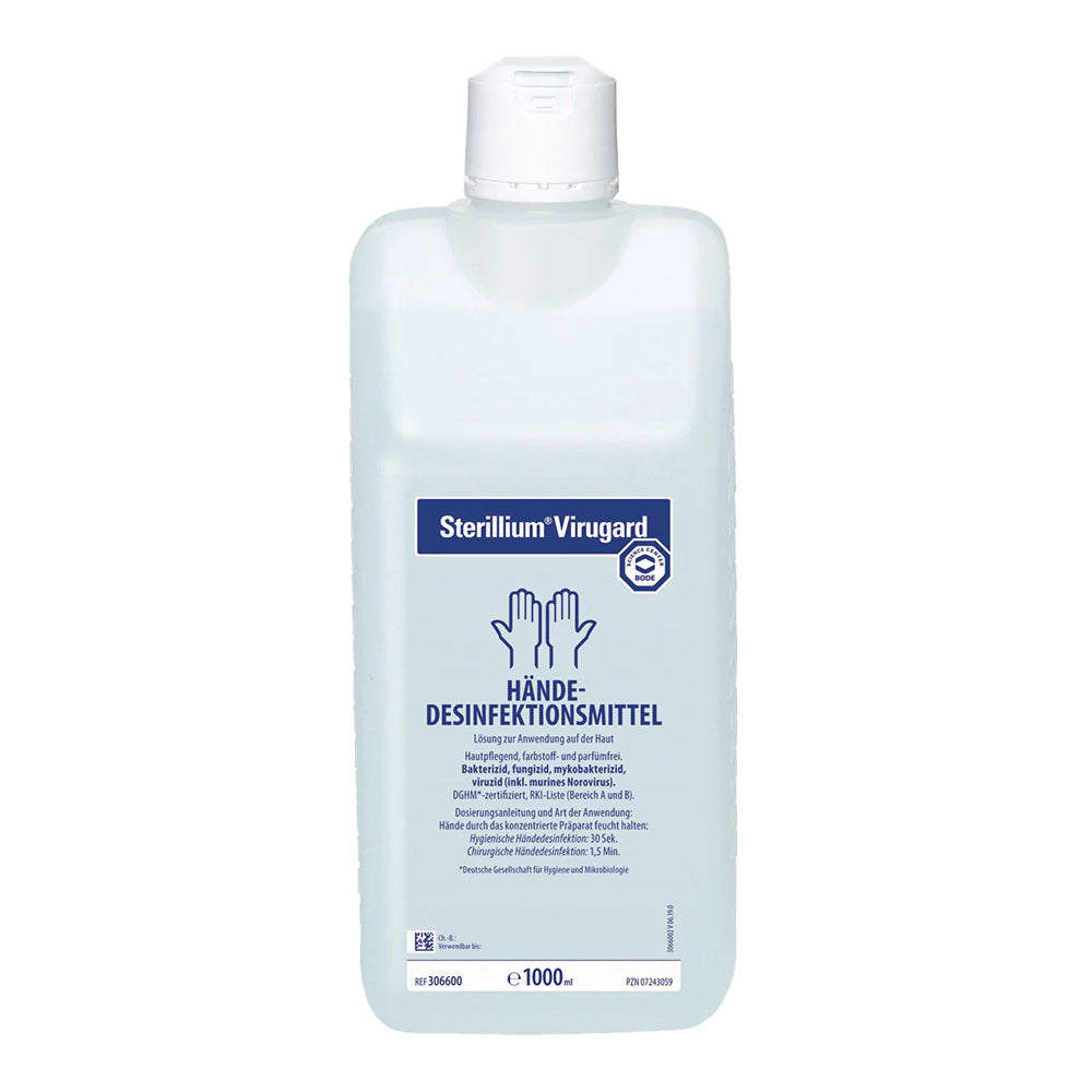 Handdesinfektionsmittel Sterillium Virugard in einer transparenten 500 ml Kunststoffflasche. Die Flasche hat einen praktischen Pumpspender, der die Dosierung erleichtert. Auf dem Etikett sind die wichtigsten Informationen in blauer und schwarzer Schrift aufgeführt, darunter der Produktname, Anwendungshinweise und Inhaltsstoffe. Der Hintergrund ist weiß, was den Fokus auf das Produkt legt. Die Flasche steht auf einem hellen Untergrund, der die Klarheit und Reinheit des Desinfektionsmittels betont.