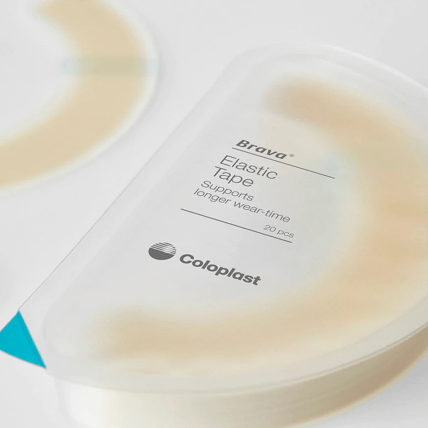 Bild eines elastischen Fixierstreifens von Brava, präsentiert in einer transparenten Verpackung. Der Fixierstreifen hat eine ovale Form und ist in einem hellen Farbton gehalten, der eine sanfte Oberfläche aufweist. Auf der Verpackung sind die Produktinformationen, einschließlich der Artikelnummer „12070“ und die Menge „20 Stück“, deutlich sichtbar. Der Hintergrund ist hell und die Verpackung hebt sich klar hervor. Der Fixierstreifen ist so platziert, dass seine Form und Textur gut zur Geltung kommen.